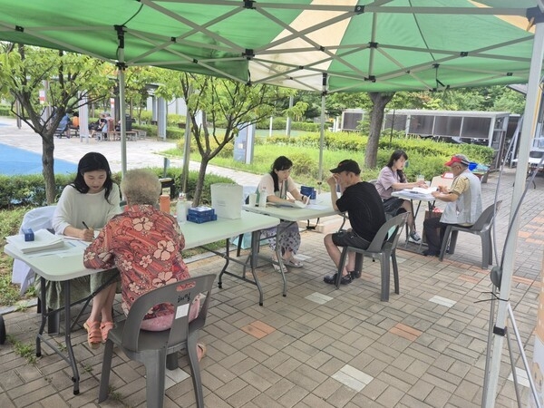 화성시남부종합사회복지관 봉담센터 읍면동자원봉사지원단, 효행구 보건소 치매안심센터와의 협업을 통한 ‘사이좋은 봉담’ 행사 성황리에 성료